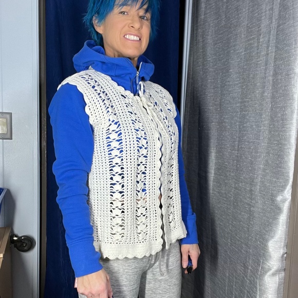 |•Handmade Crocheted Vest•| Cream One Size - Picture 4 of 13